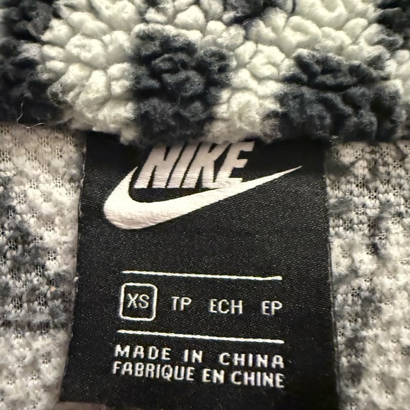 Nike sherpa animal print jacket in black/white - Picture 8 of 11